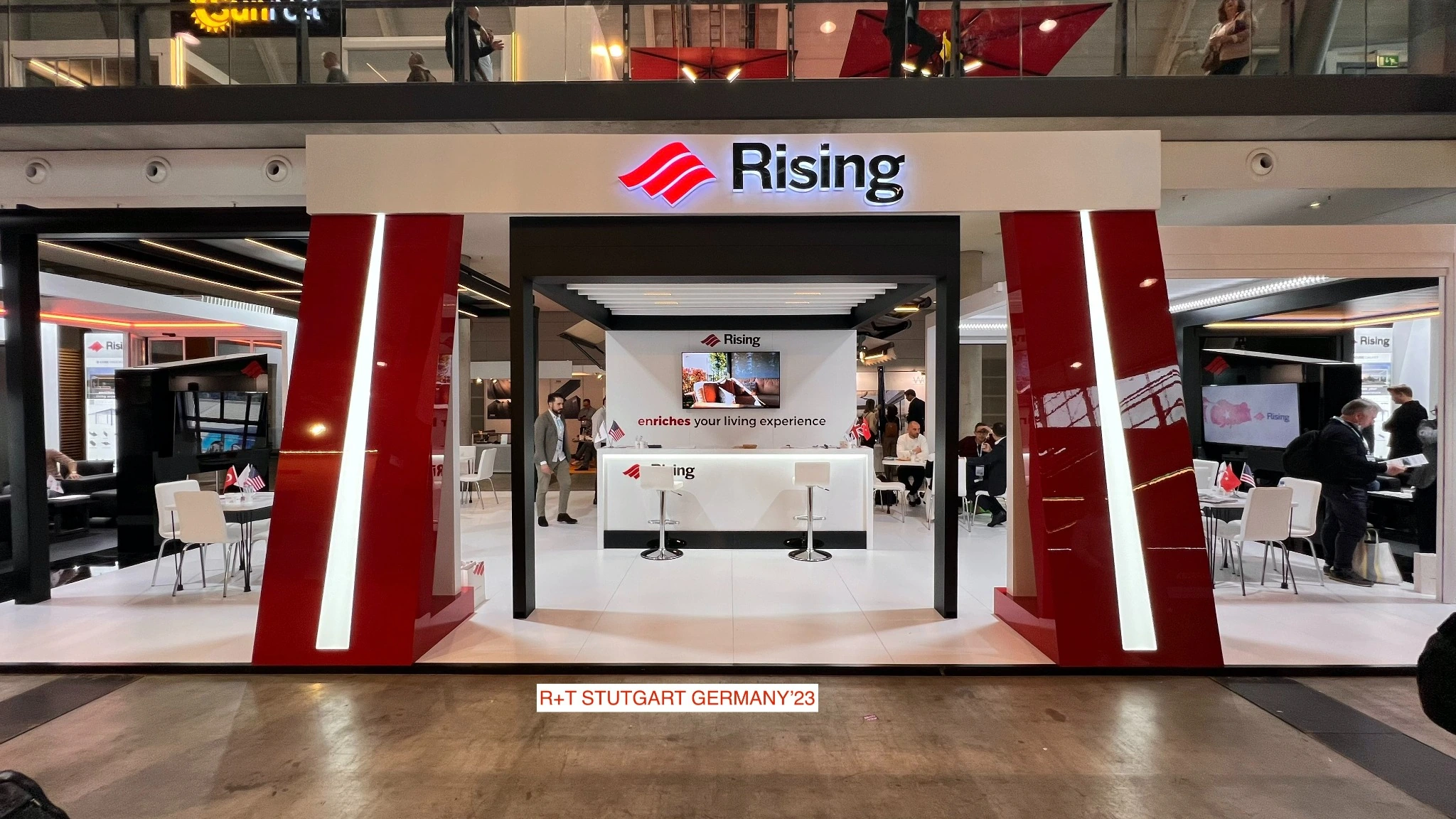 Rising R+T Stuttgart fuarında kırmızı ve beyaz fuar standı