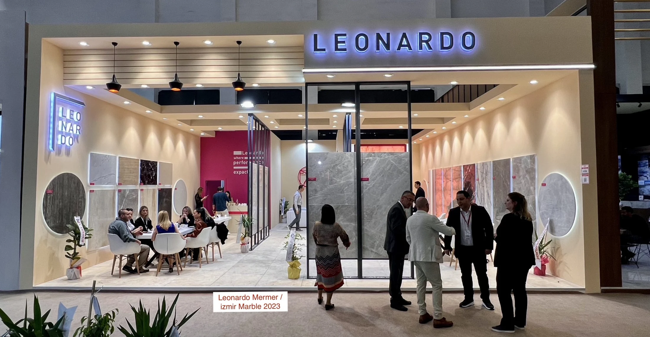 Leonardo Mermer için hazırlanan aydınlatmalı fuar standı
